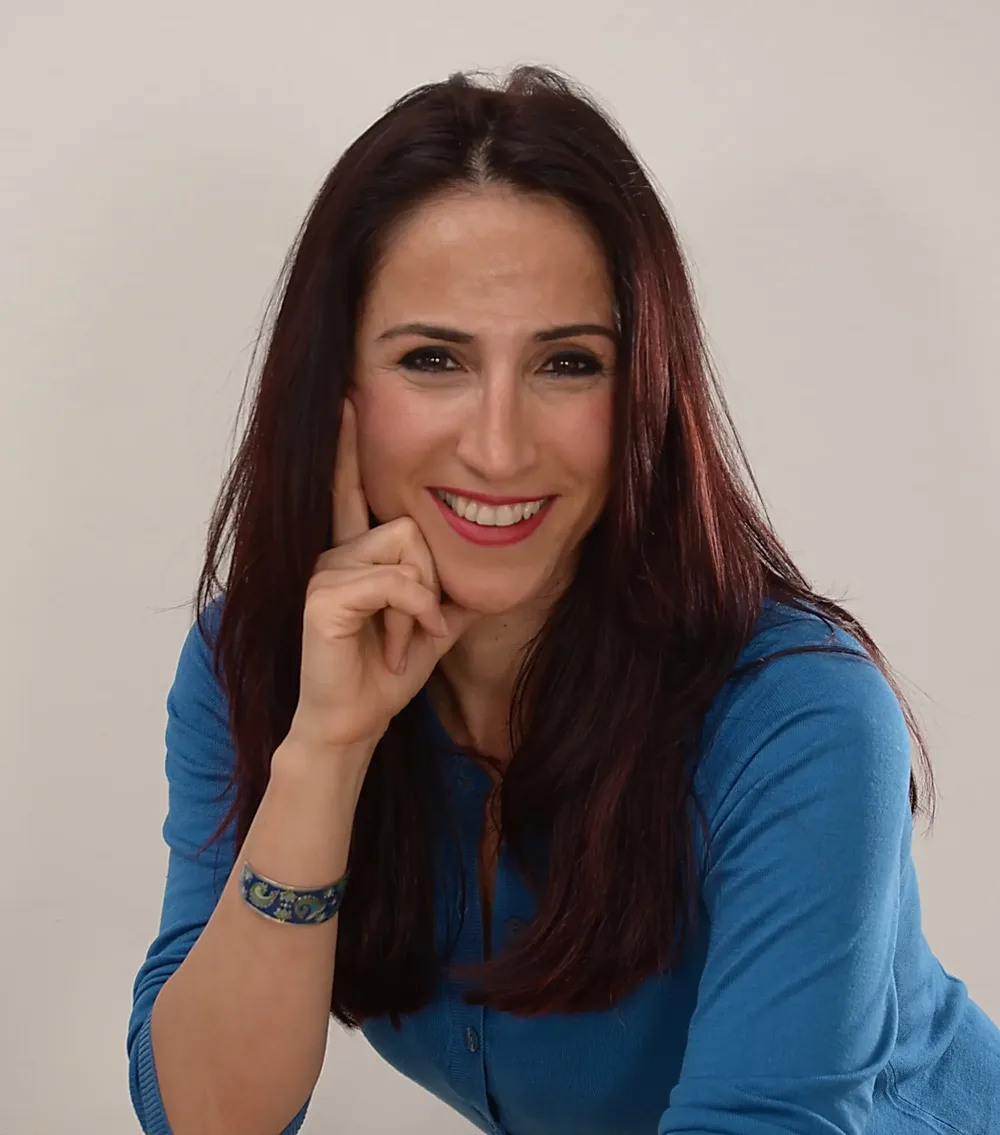 Elona Pichl lächelt, die Hand locker an die Wange gelegt